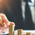所得税は年収いくらからかかる？年収の壁や節税するポイントについても解説